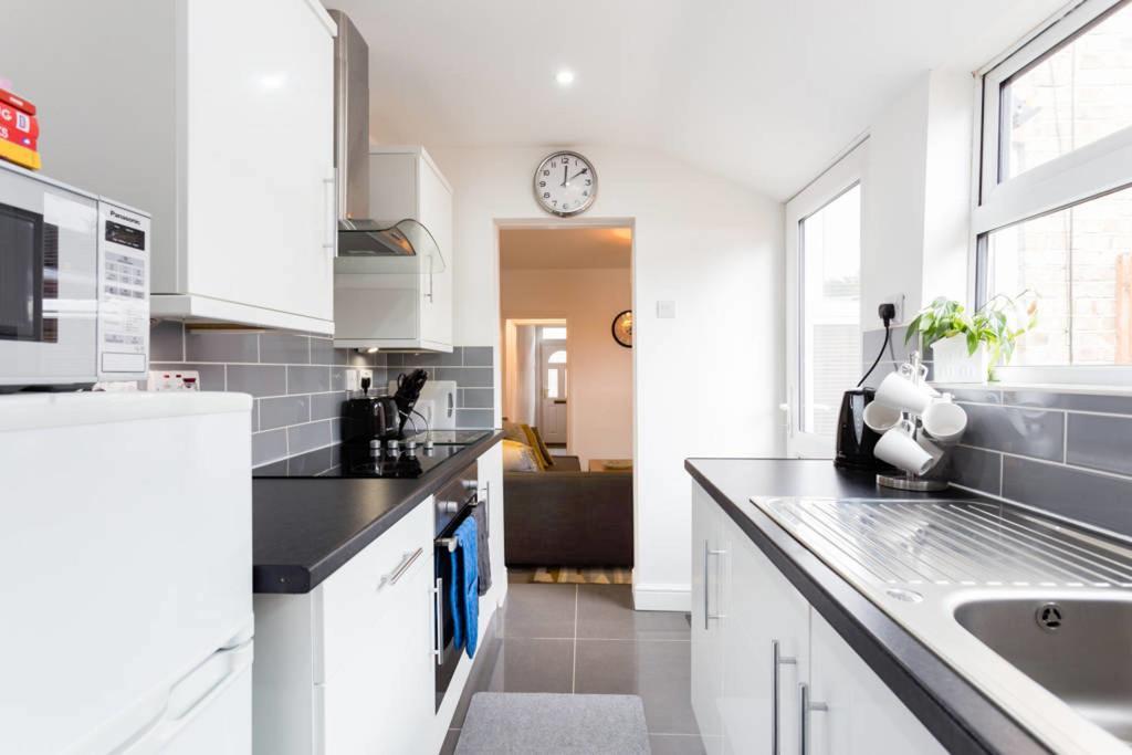 Ashton House - Stylish 2 Bedroom House, Close To Luton Town Center & Airport Eksteriør bilde