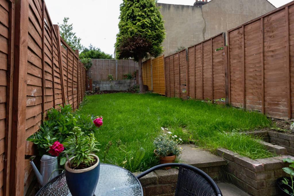 Ashton House - Stylish 2 Bedroom House, Close To Luton Town Center & Airport Eksteriør bilde